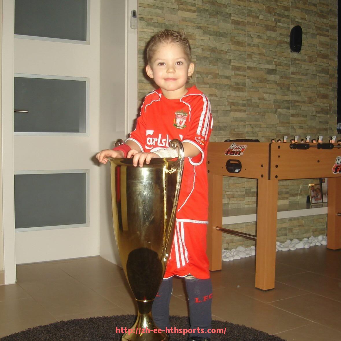 华体会hth登录入口-英超黑球员组图及其在联赛中的竞技与文化贡献